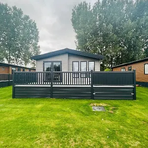 https://luna-lodge-with-hot-tub.yorkshirehotels.net