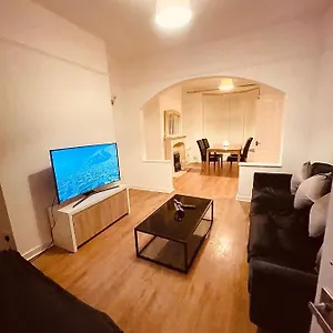 Cute Spacious 2 Bedroom House, Sleeps 8, Free Street Parking, Easy Access Lock Box Entry, 2 Minute Drive From City Centre Holiday home