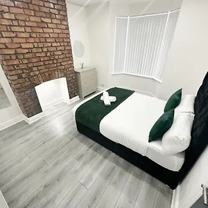 Modern & Spacious, 4 Bedroom , 9ppl Free Wifi & Parking Holiday home
