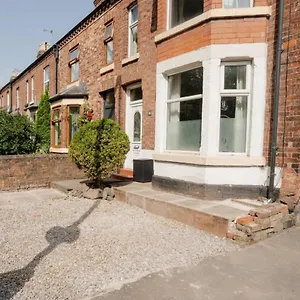 Well Located 3 Bedroom In With Parking Holiday home