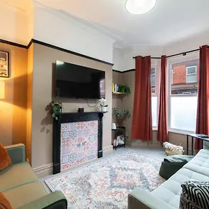 Contractor-Friendly 4Br Sleep 10 W Parking Holiday home